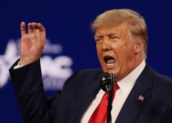 Profiteering in the Shadow of Conflict: Senator Warren Accuses Trump and Oil Giants of Exploiting Iran Tensions