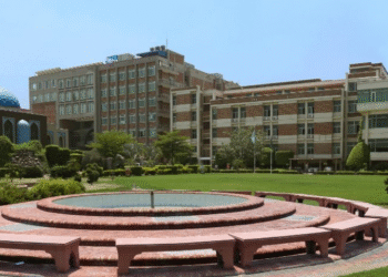 Pakistan Medical Council Orders Suspension of Studies and Repatriation of Afghan Medical Students